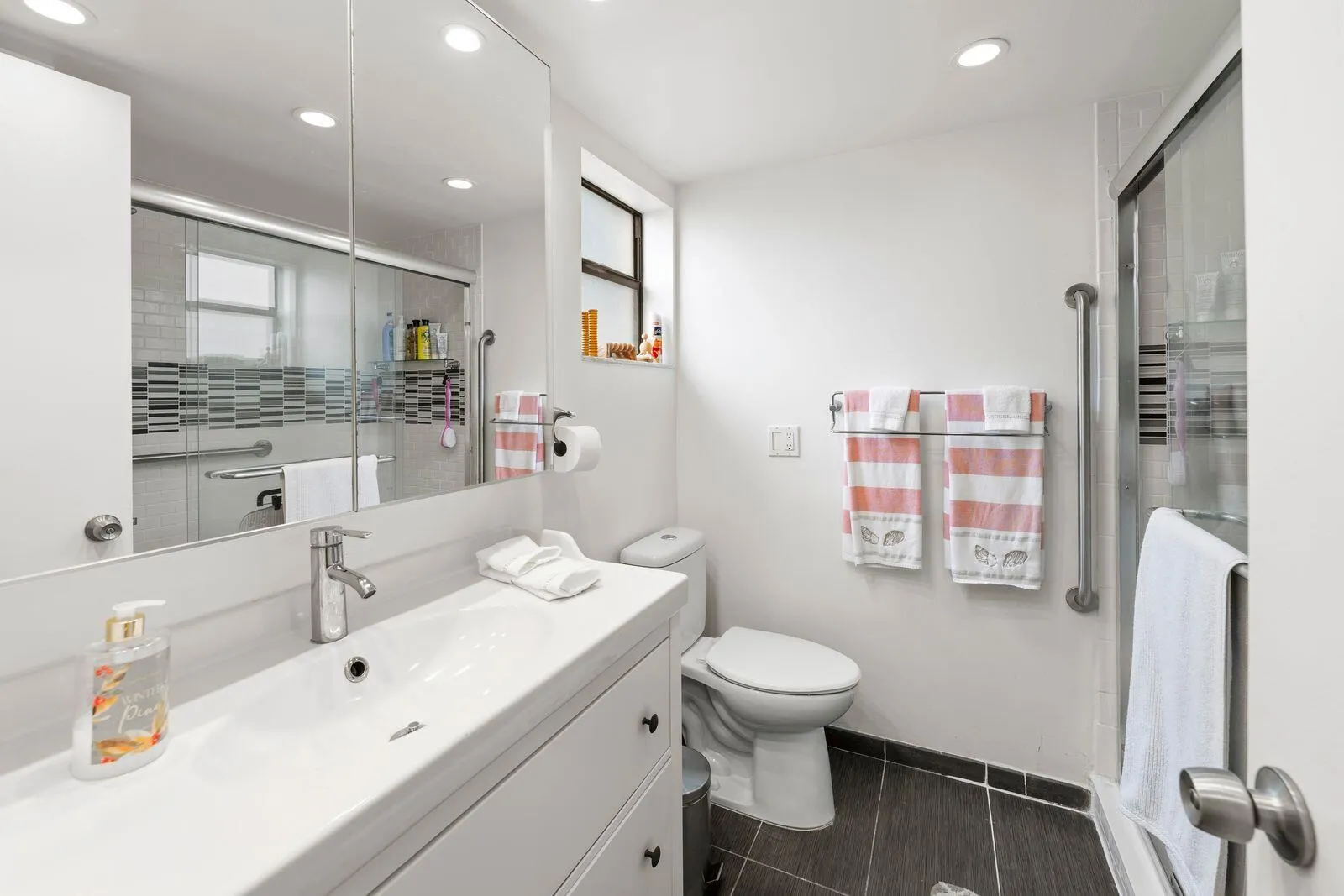 Yasemin master bath 10442