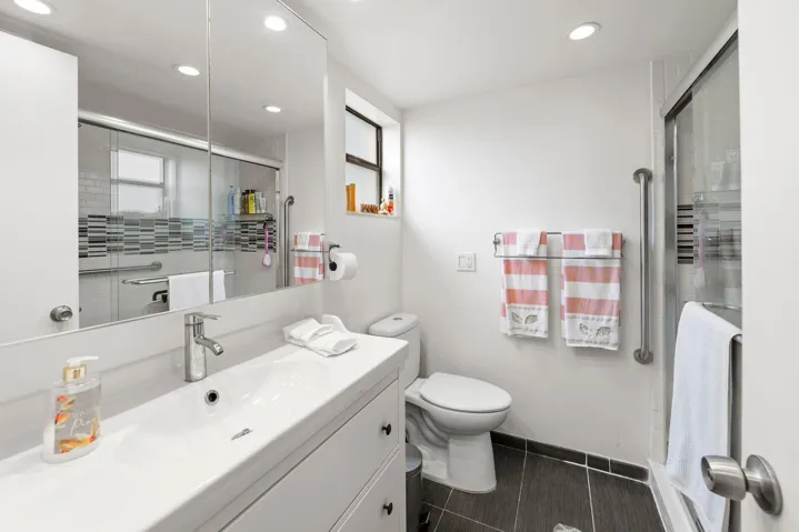 Yasemin master bath 10442