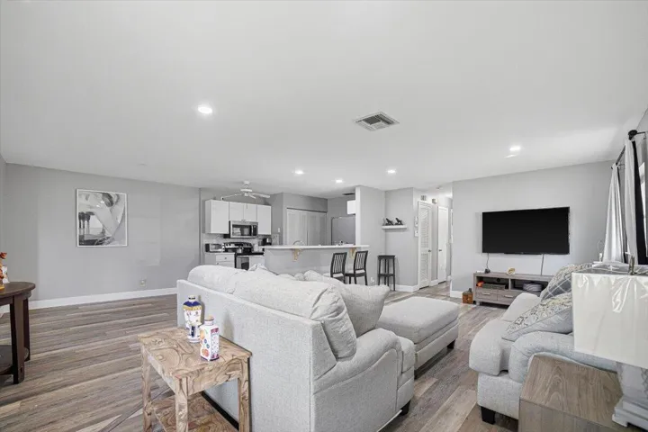 28-Livingroom-B