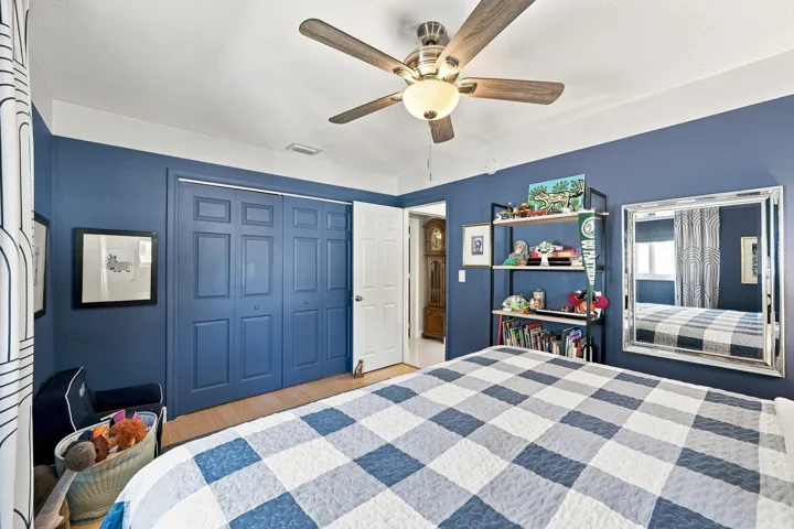 23_bedroom