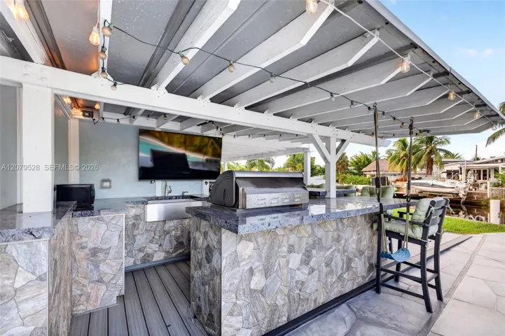 Outdoor Kitchen w/ Grill, Sink, Covered Seating, TV hookup