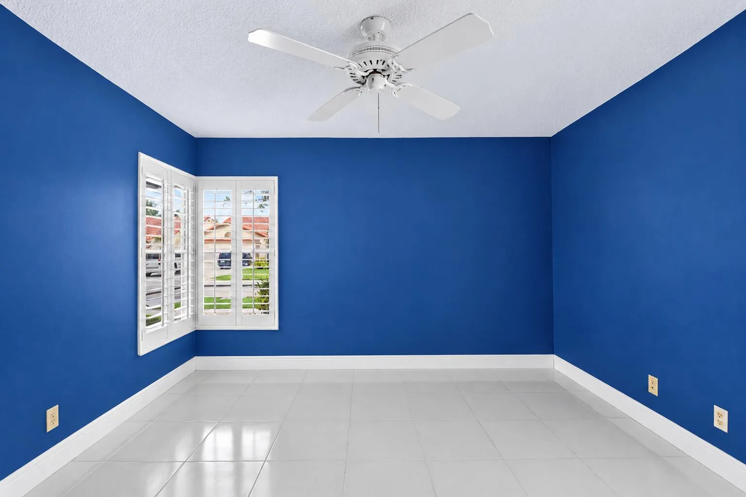 Second bedroom with natural light and flexible use.