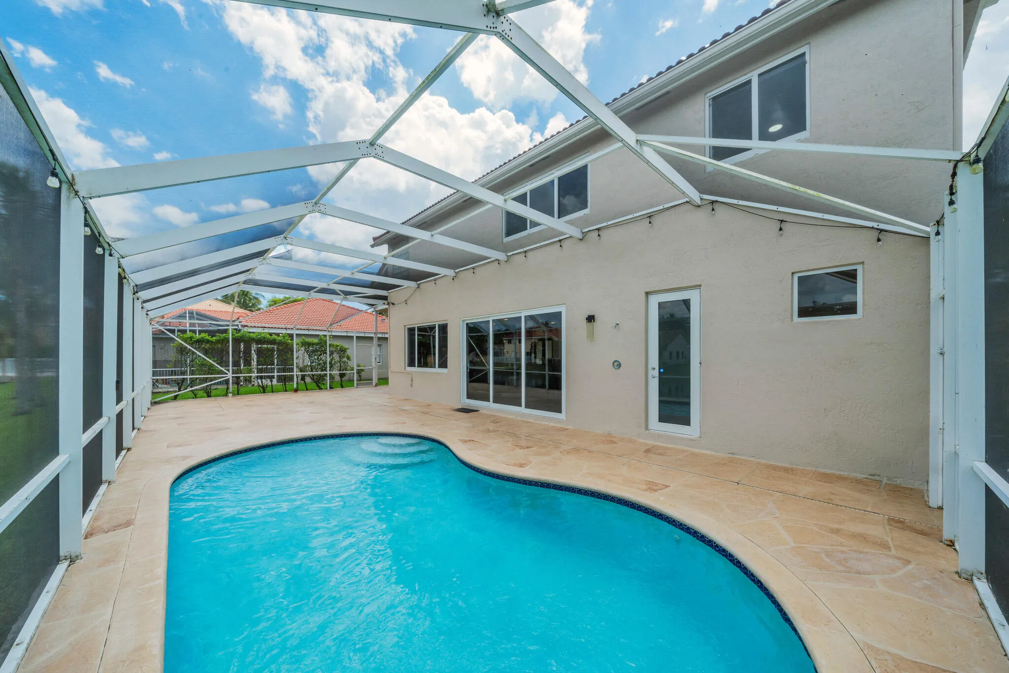 10 Pool + backyard (1)