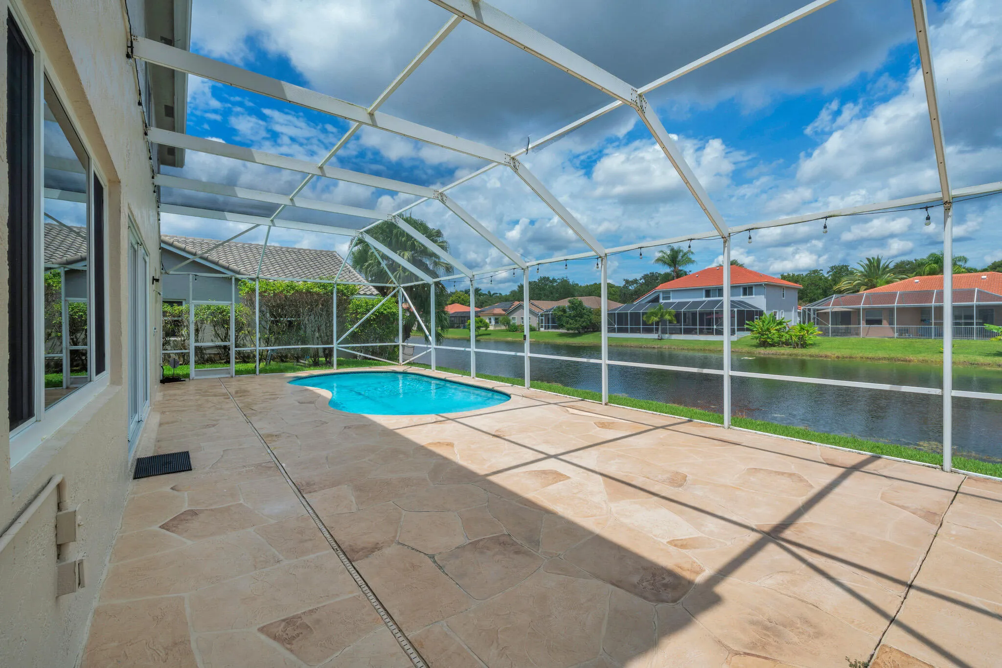 10 Pool + backyard (3)