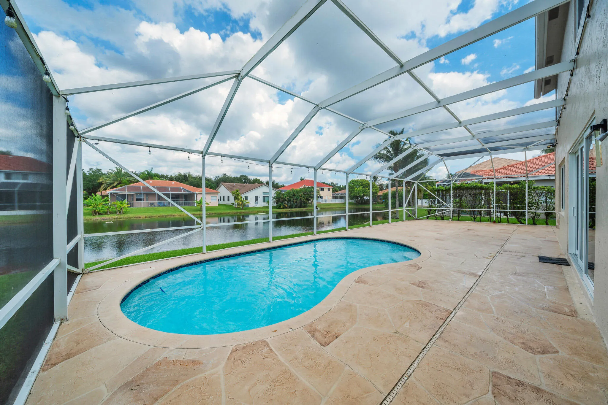 10 Pool + backyard (01)