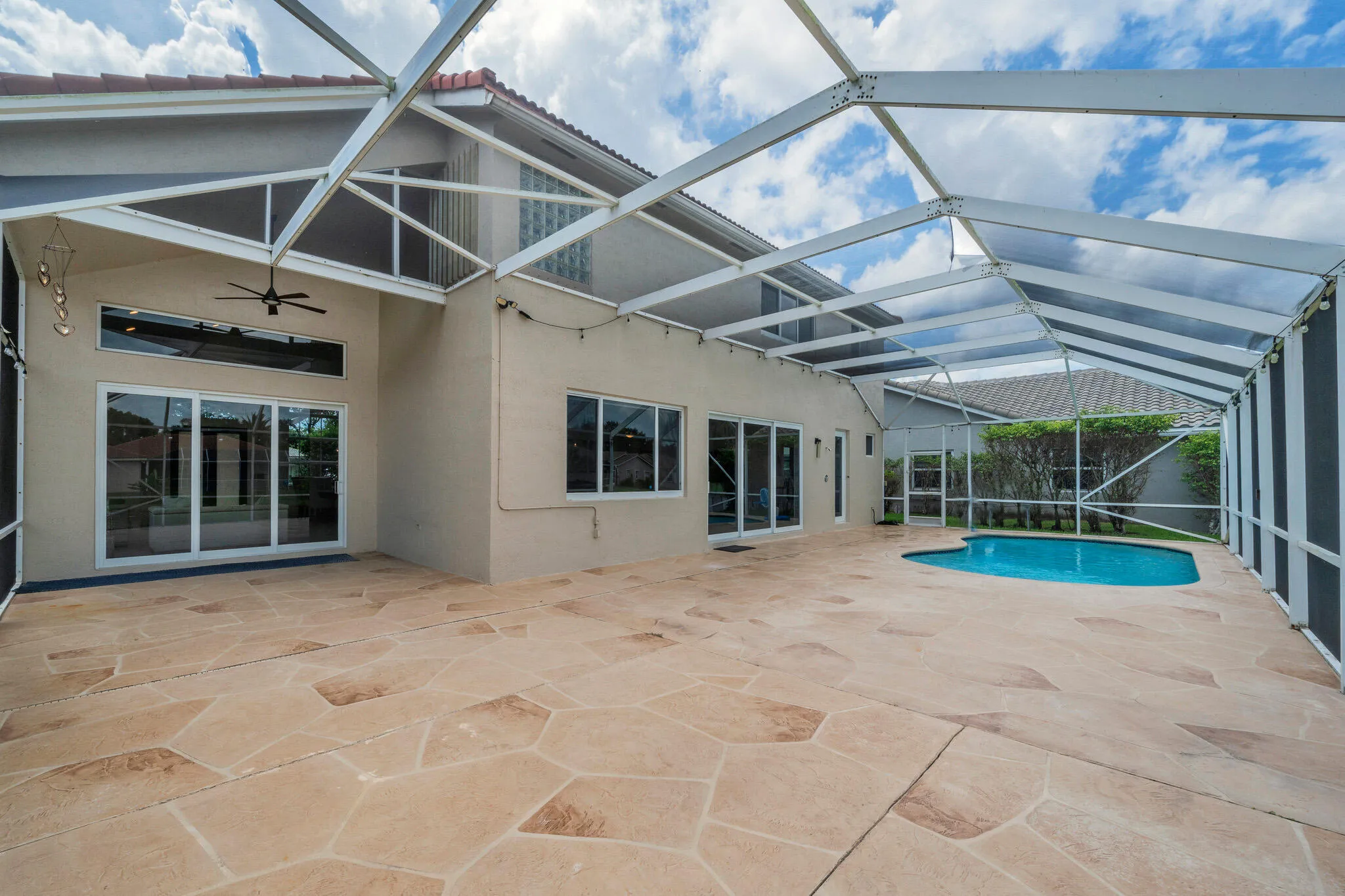 10 Pool + backyard (2)