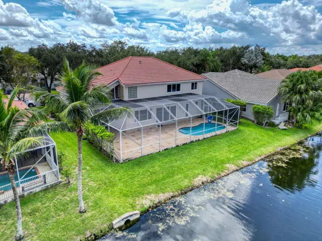 10 Pool + backyard (9)