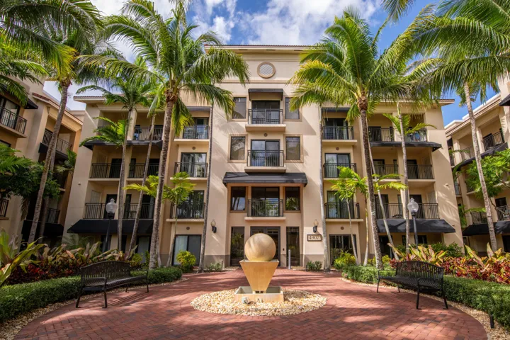 4907 Building - Courtyard