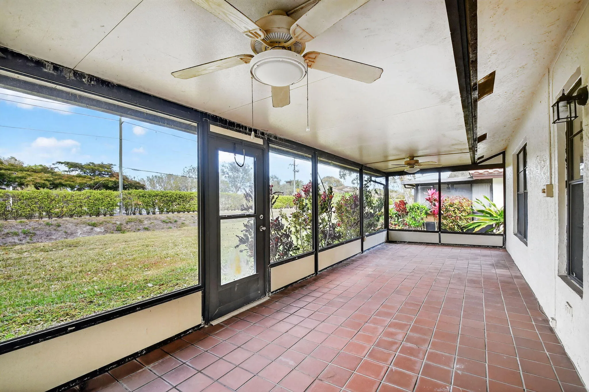 29 Ft long Lanai overlooking the canal