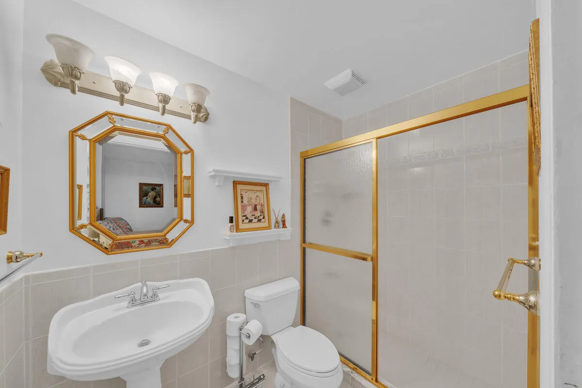 7 Guest bathroom