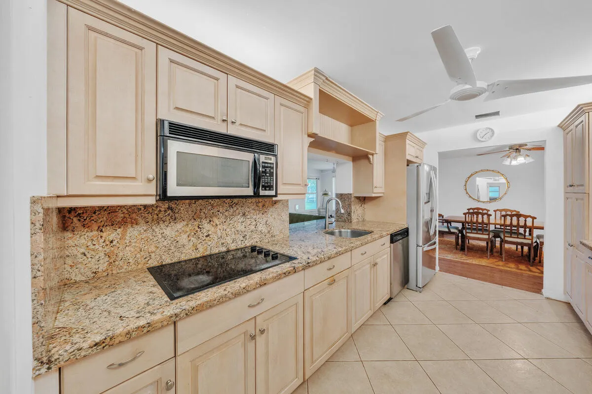 14 Kitchen (4)