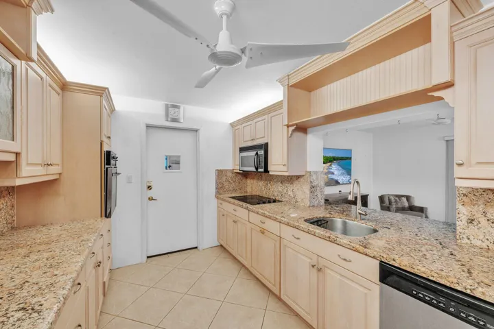 14 Kitchen (3)