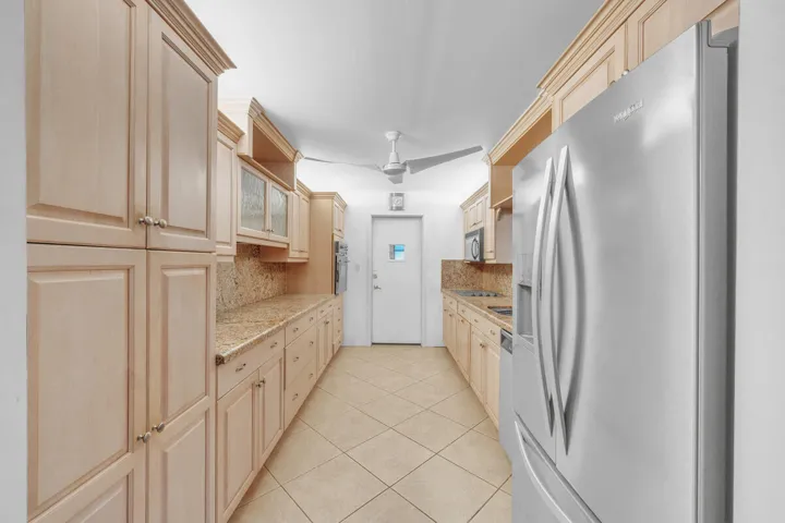 14 Kitchen (2)