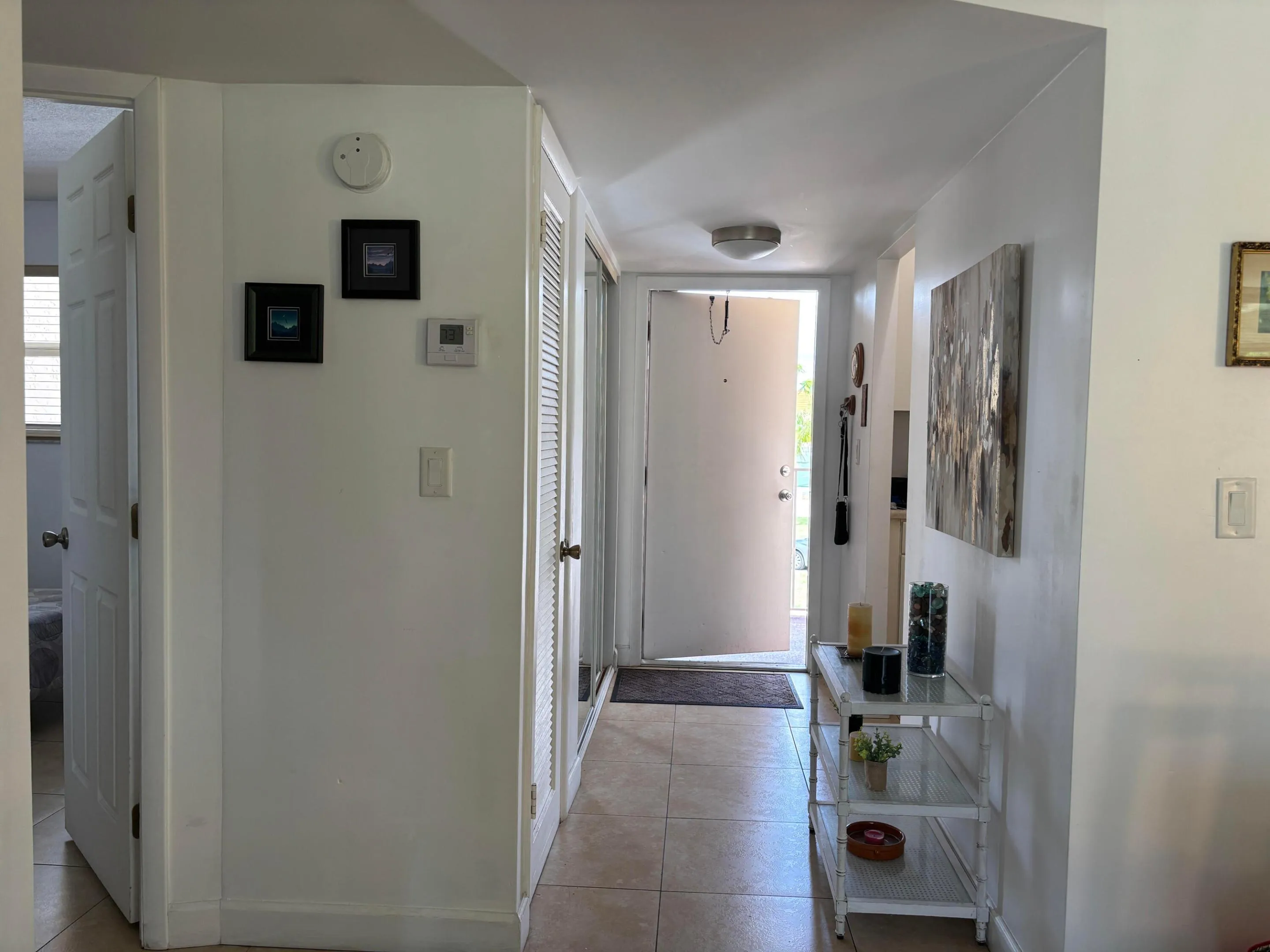 2721 Foyer view