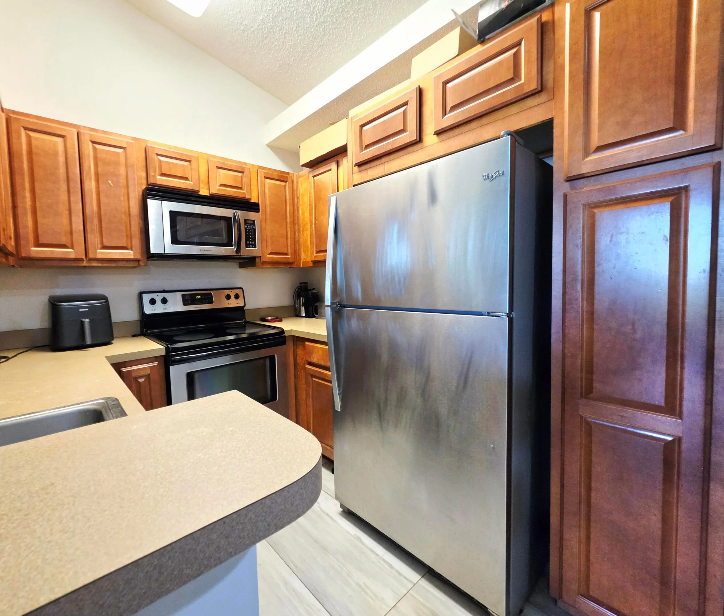 KITCHEN WITH STAINLESS STEEL APPLIANCES