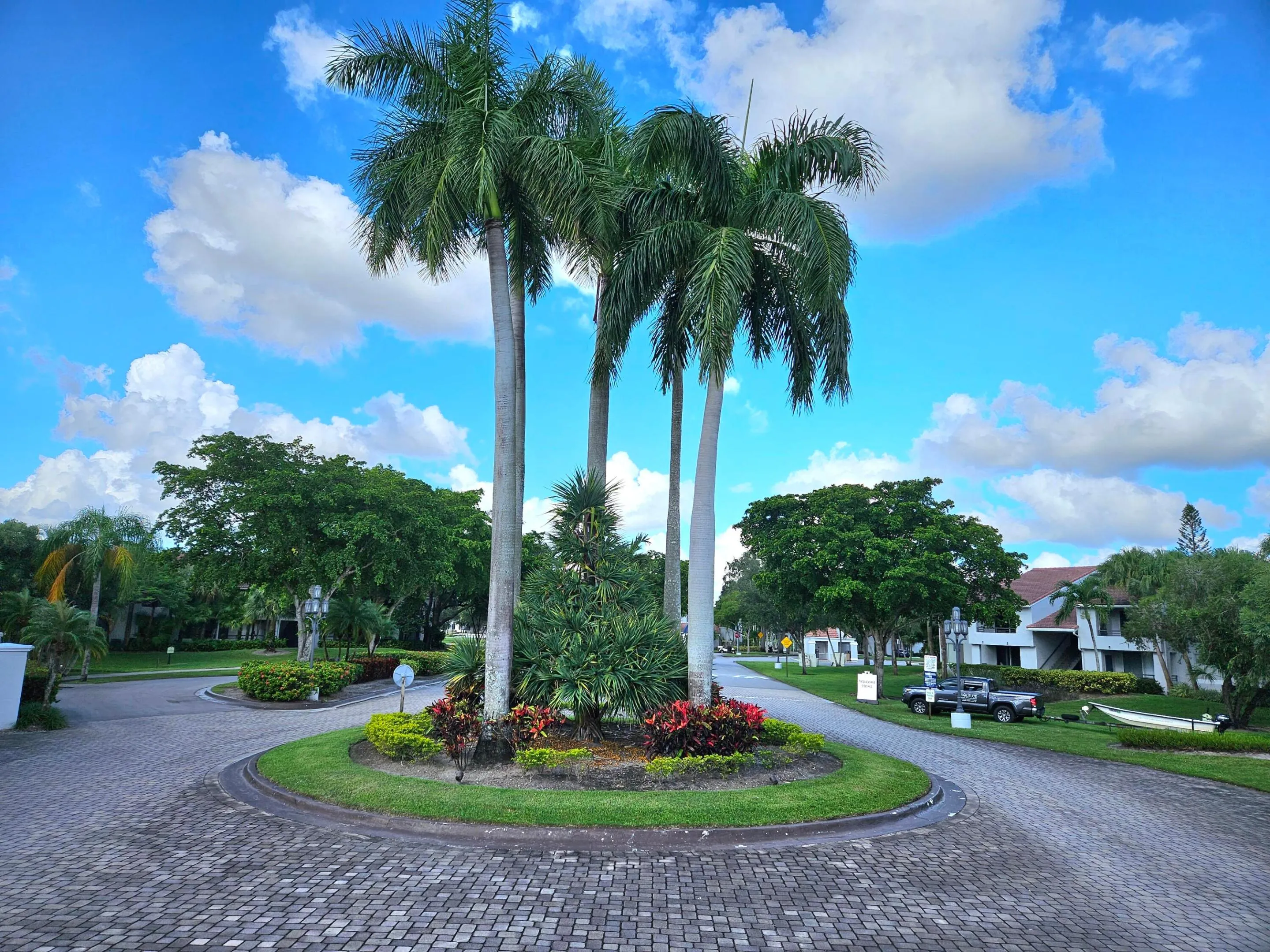 STUNNING ENTRANCE DRIVE AT COCO PARC