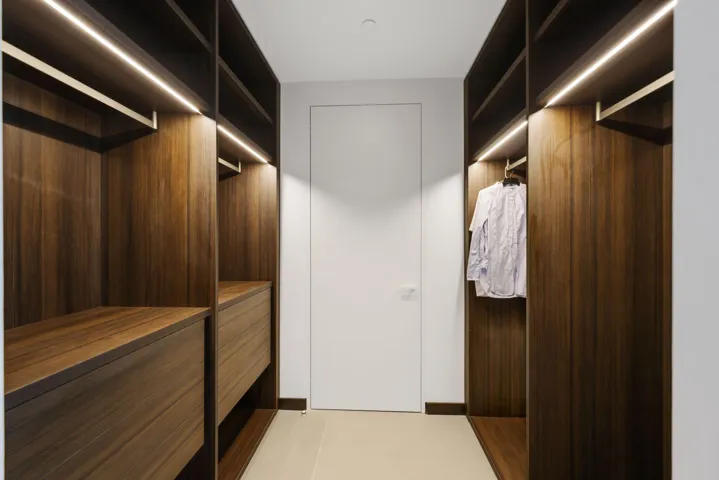 Walk-In Closet 2