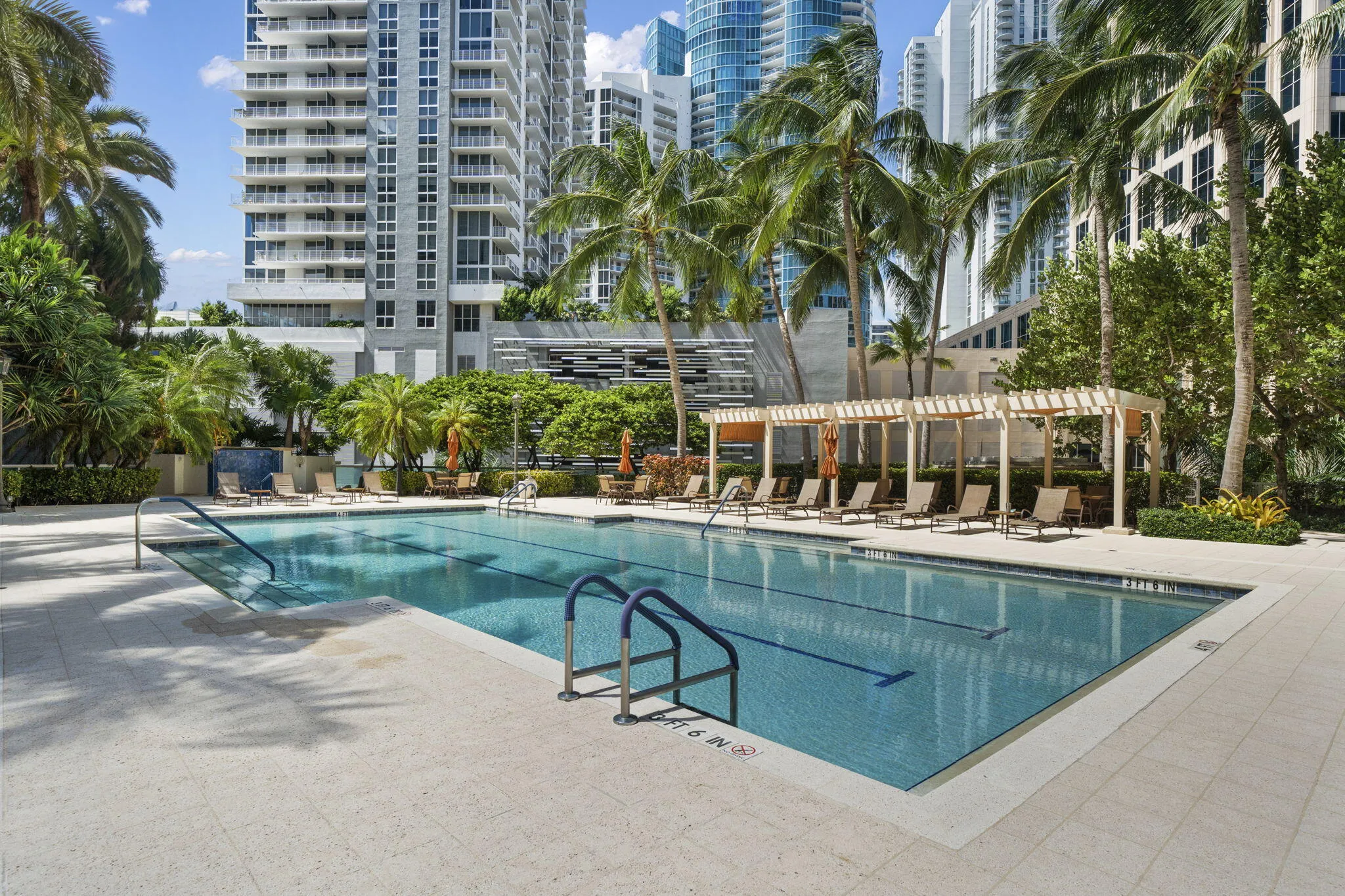 Pool with Jacuzzi