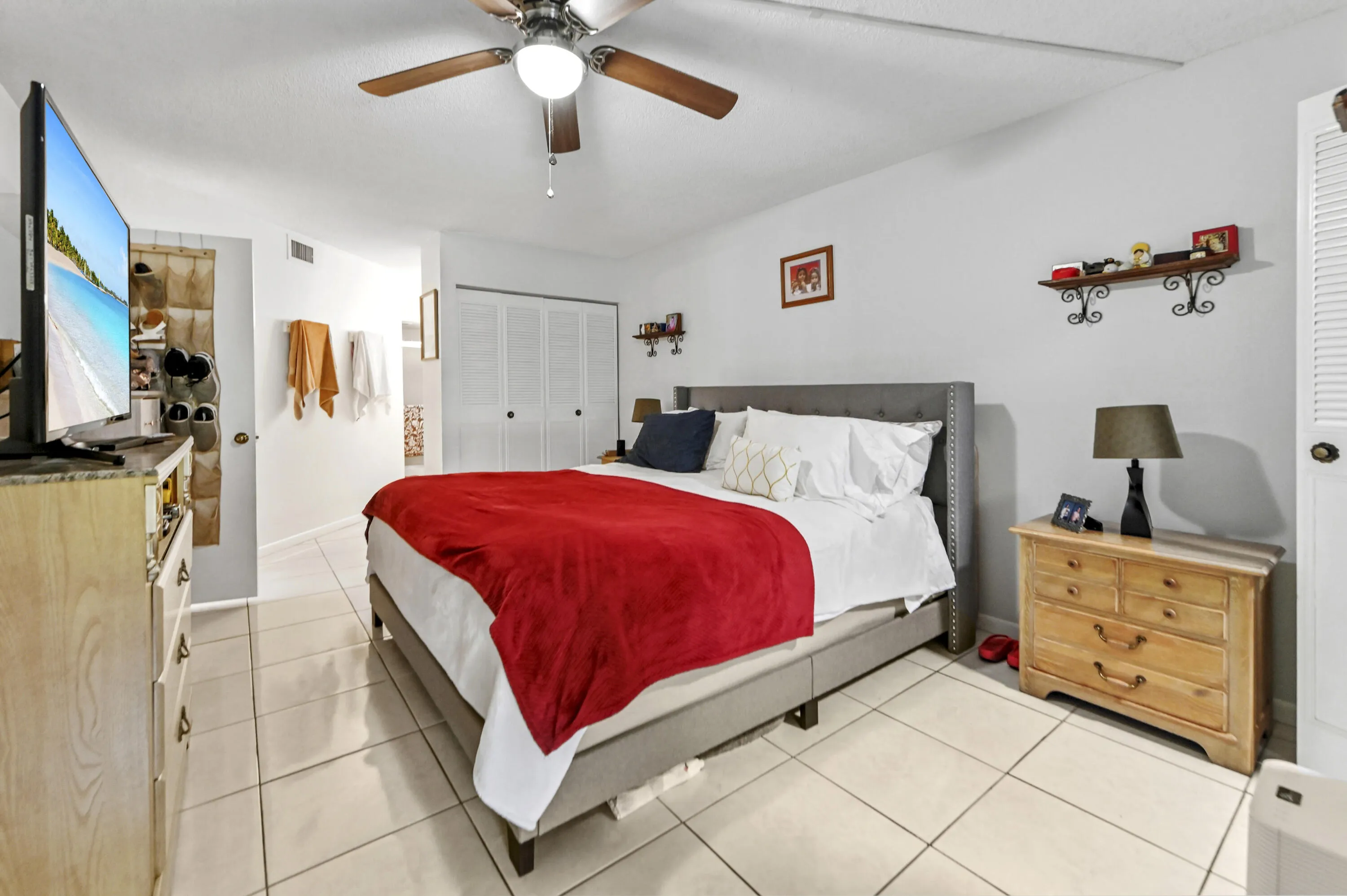 16 Bedroom 02