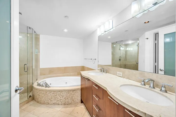 1200 HOLIDAY DR #902-60