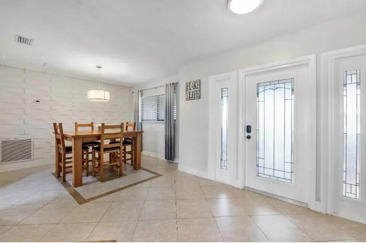 FOYER/ DINING