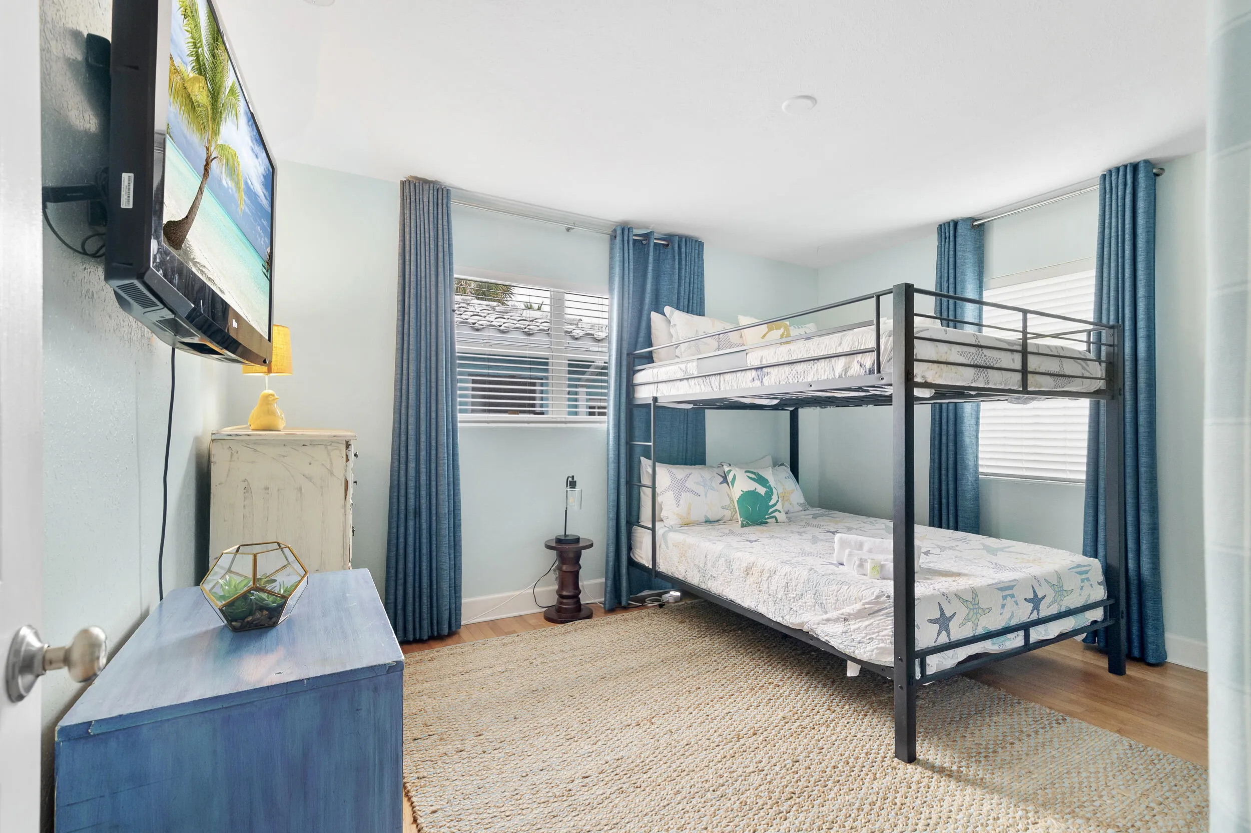 The Palm Oasis in LWB - Bedroom with dou