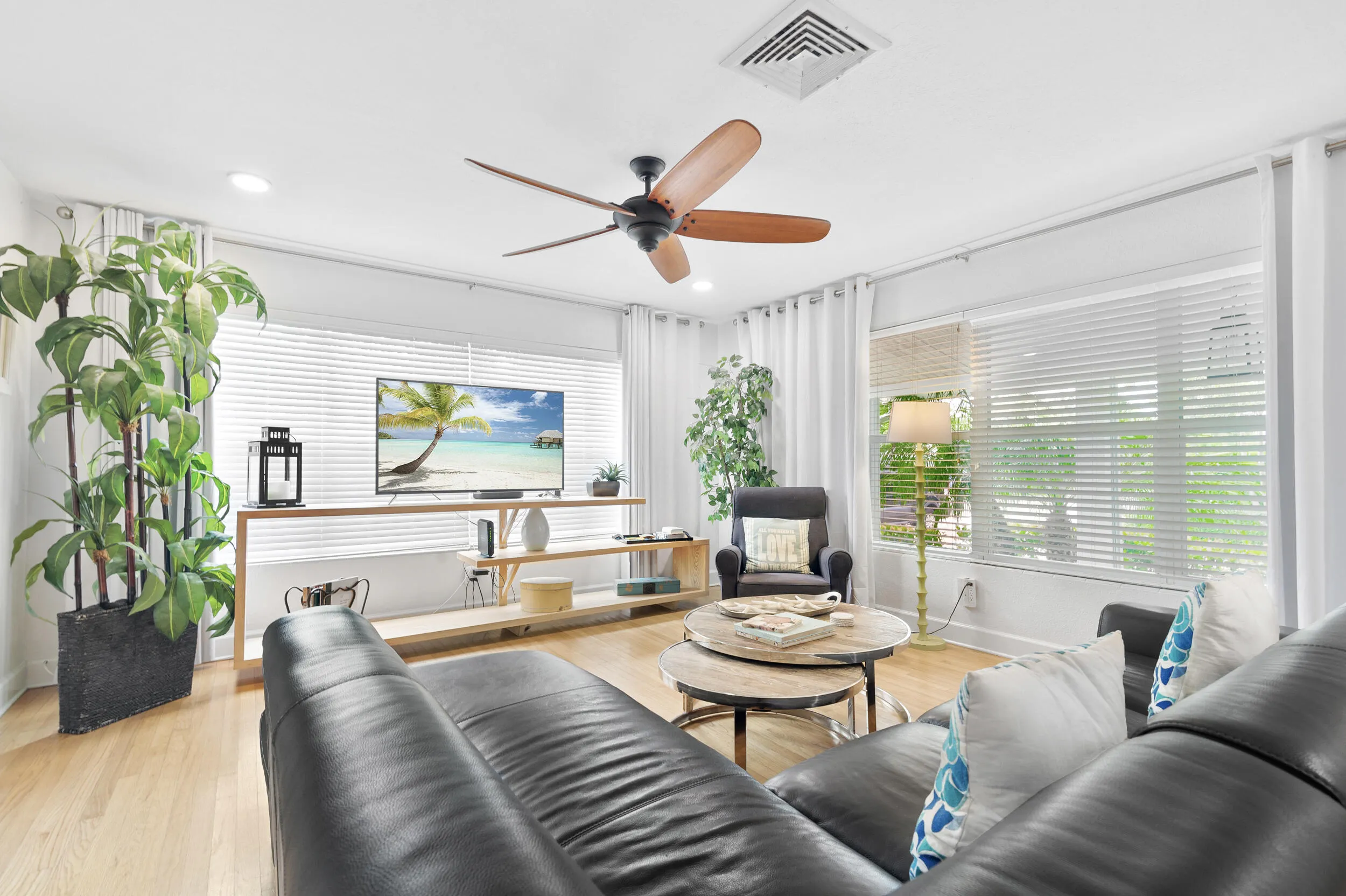 The Palm Oasis in LWB - Living Room (2)