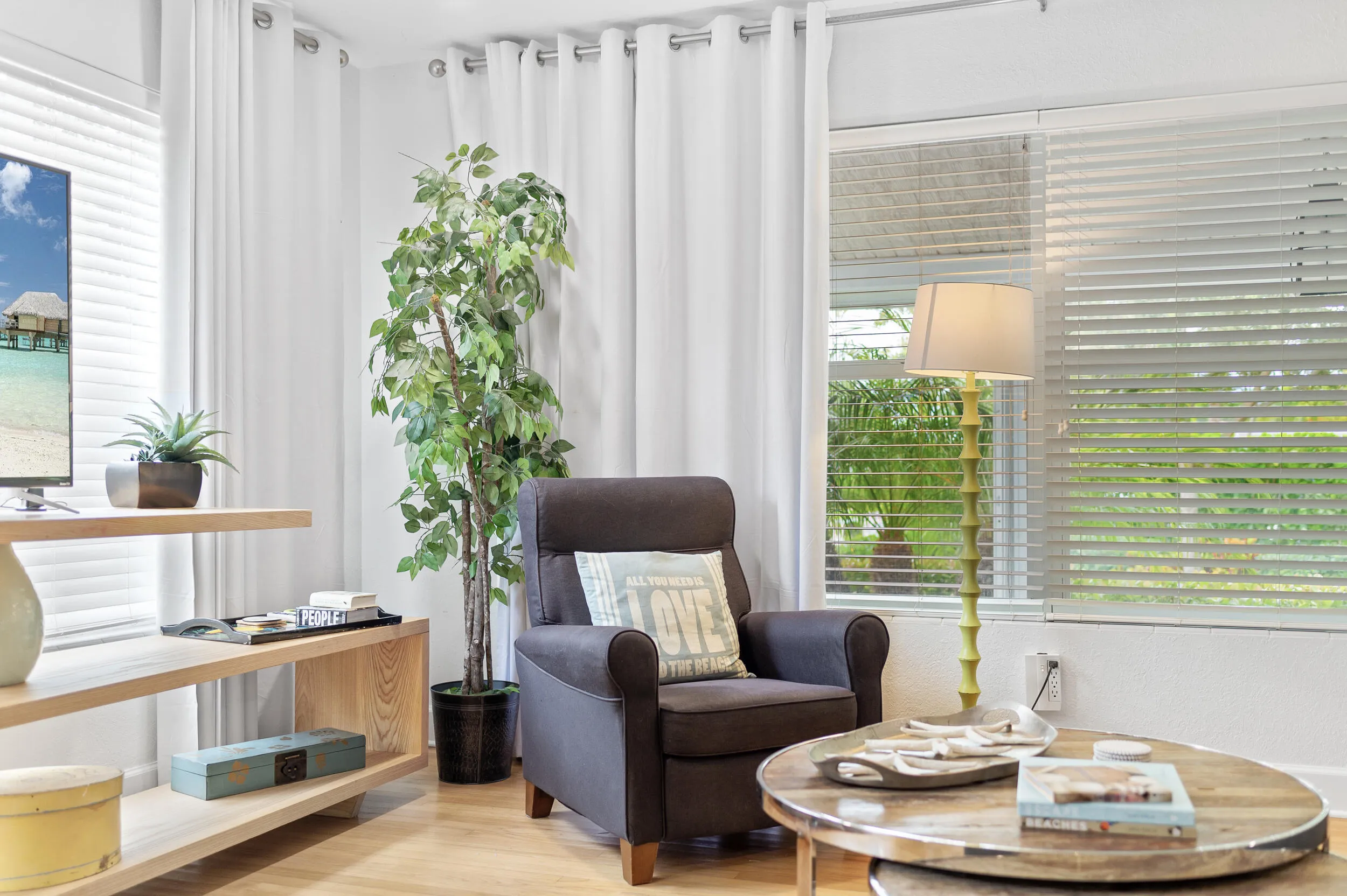 The Palm Oasis in LWB - Soft chair in li