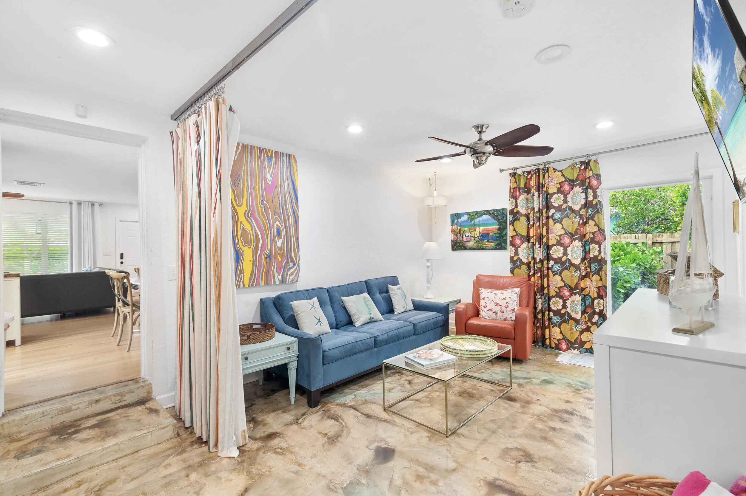 The Palm Oasis in LWB - Living room (4)
