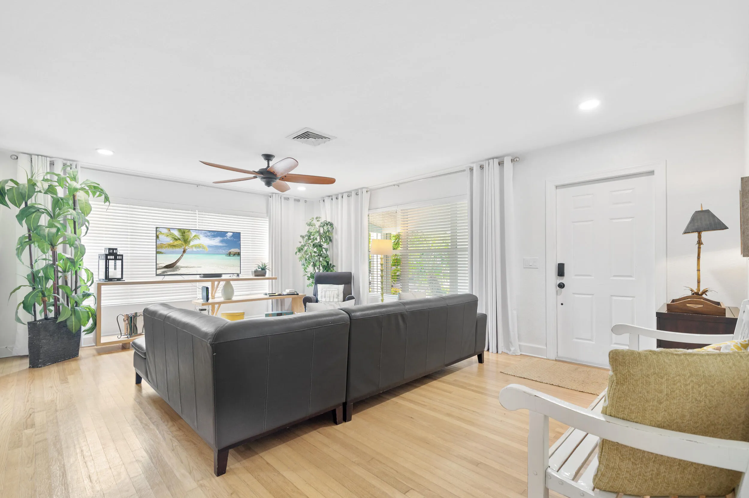 The Palm Oasis in LWB - Living Room view