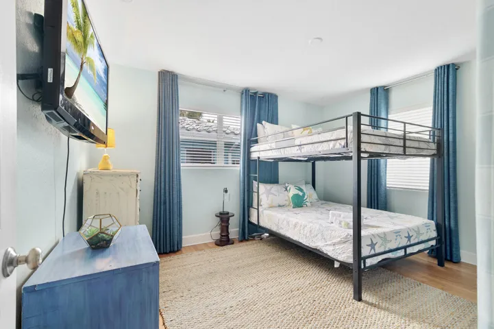 The Palm Oasis in LWB - Bedroom with dou
