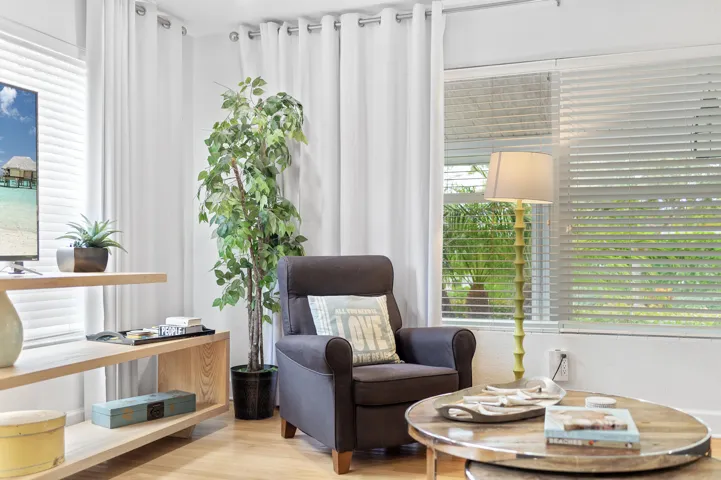 The Palm Oasis in LWB - Soft chair in li