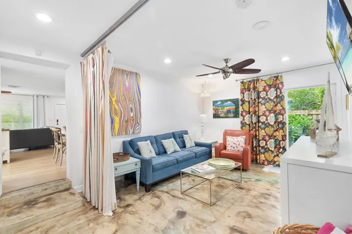 The Palm Oasis in LWB - Living room (4)