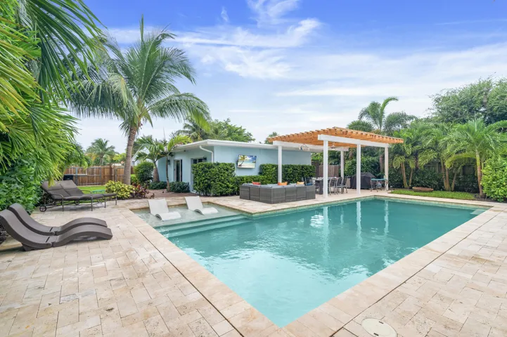 The Palm Oasis in LWB - Pool view at day