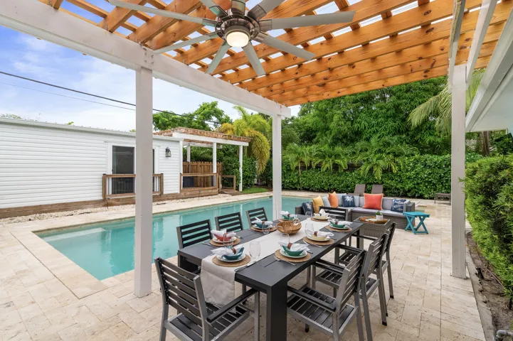 The Palm Oasis in LWB - Outdoor dining a