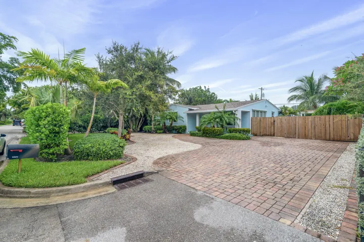 The Palm Oasis in LWB - House exterior
