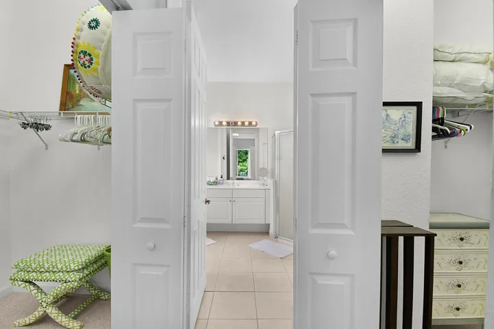 2 walk-in closet