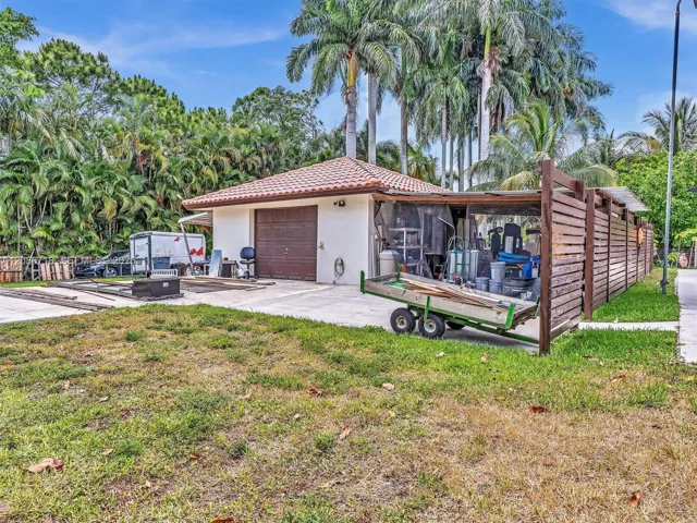 REAR GARAGE - 20 FT X 20 FT