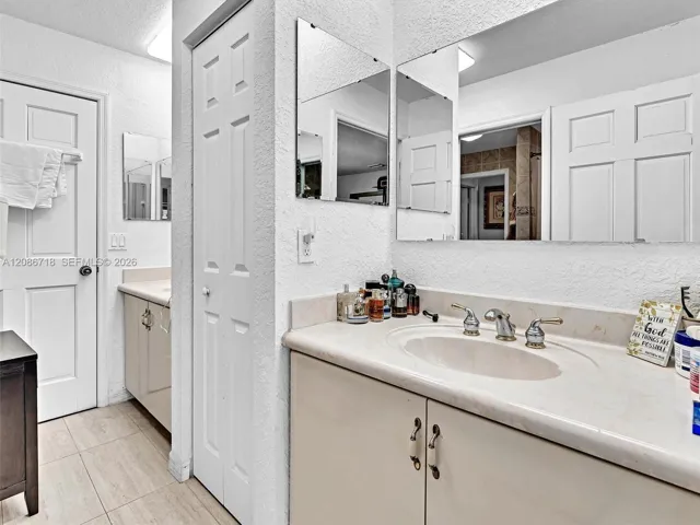 UPSTAIRS BATHROOM 2