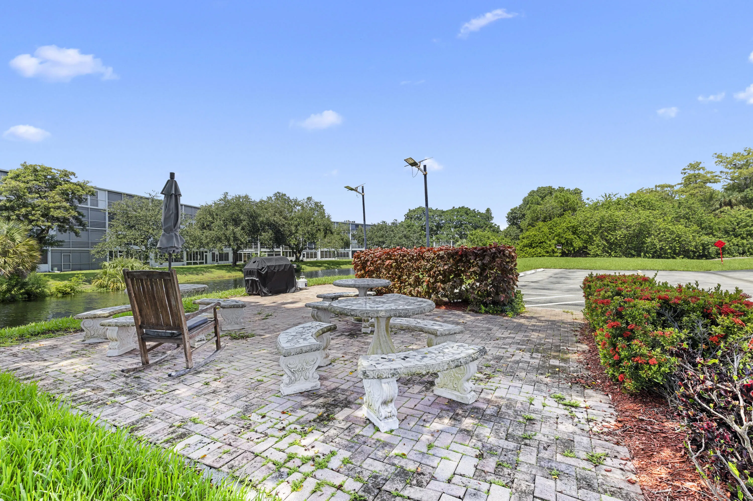BARBECUE AREA OVERLOOKING THE CANAL