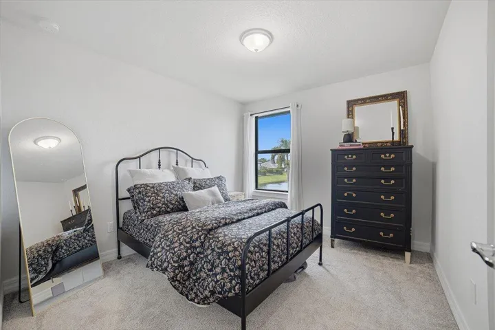 21-Bedroom4