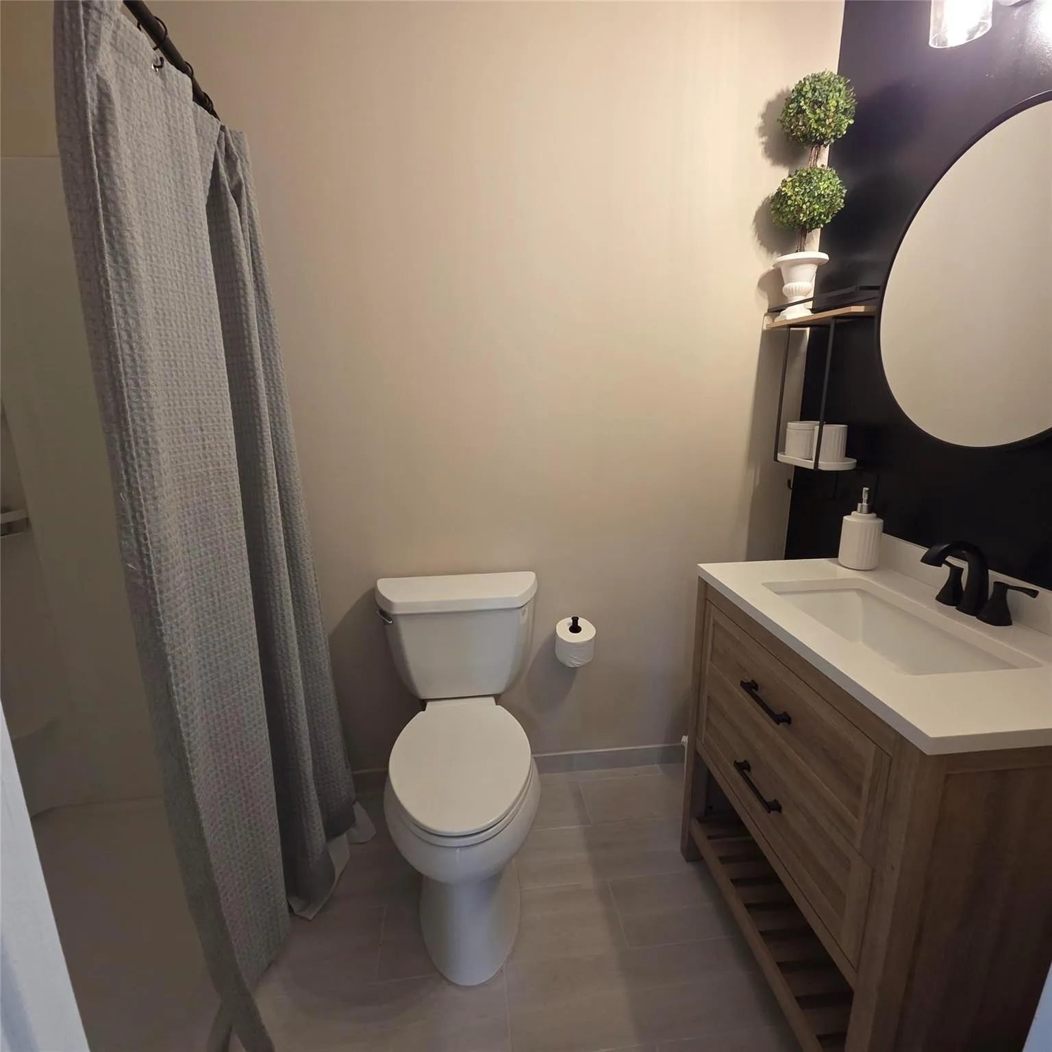 2nd-guest Bathroom fully remodeled