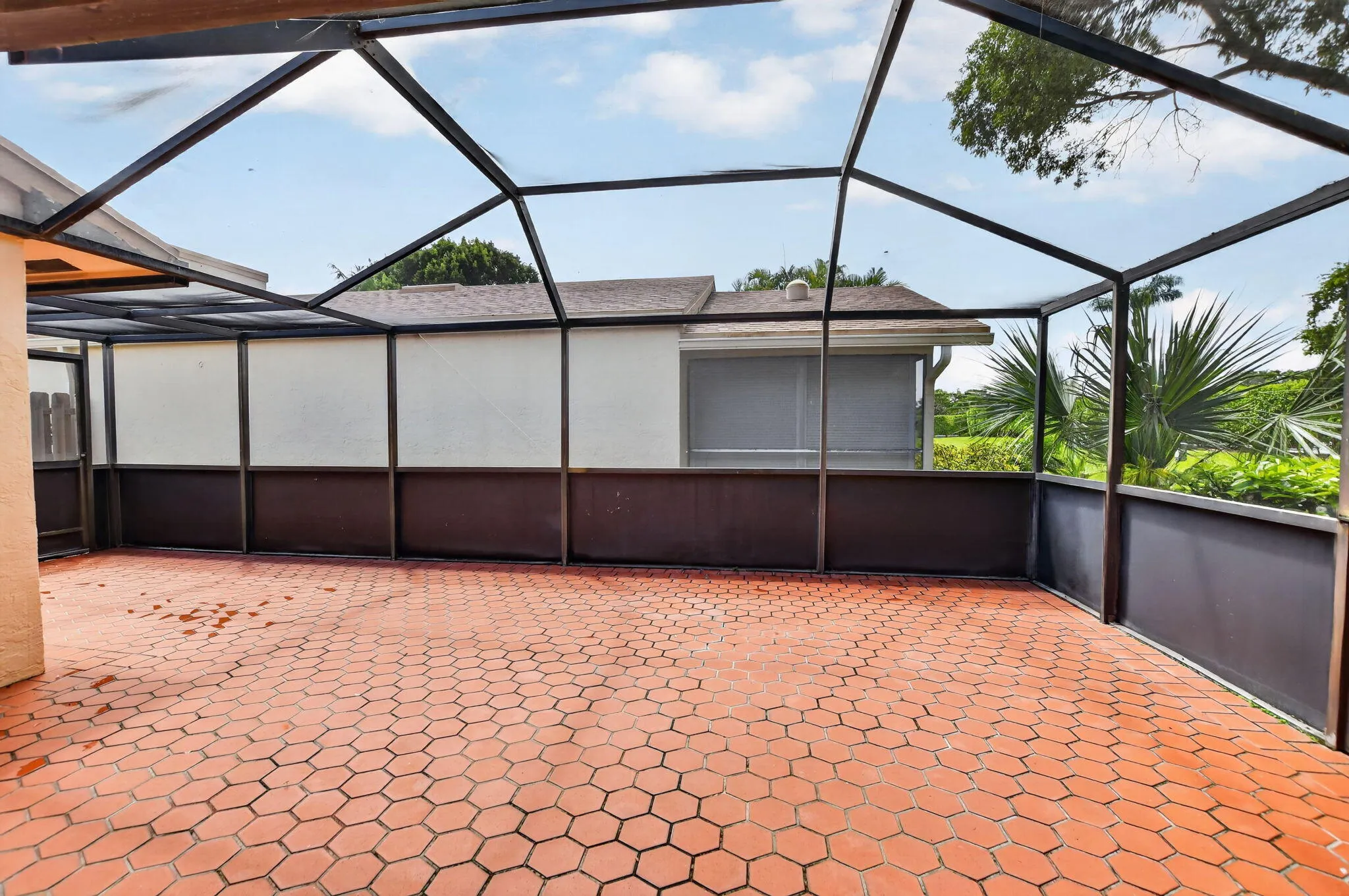 Large screened patio great for entertaining