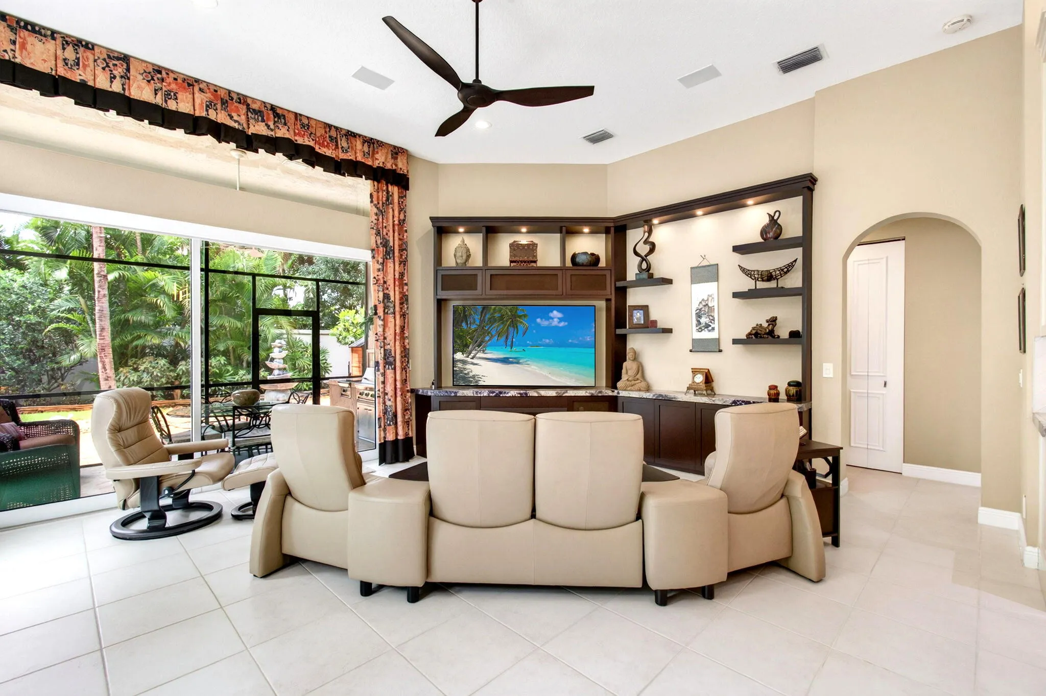 MLS_Interior_07_Family_Kitchen_View