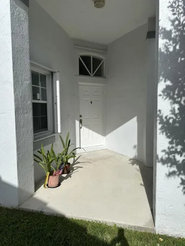 Mogel entrance 2