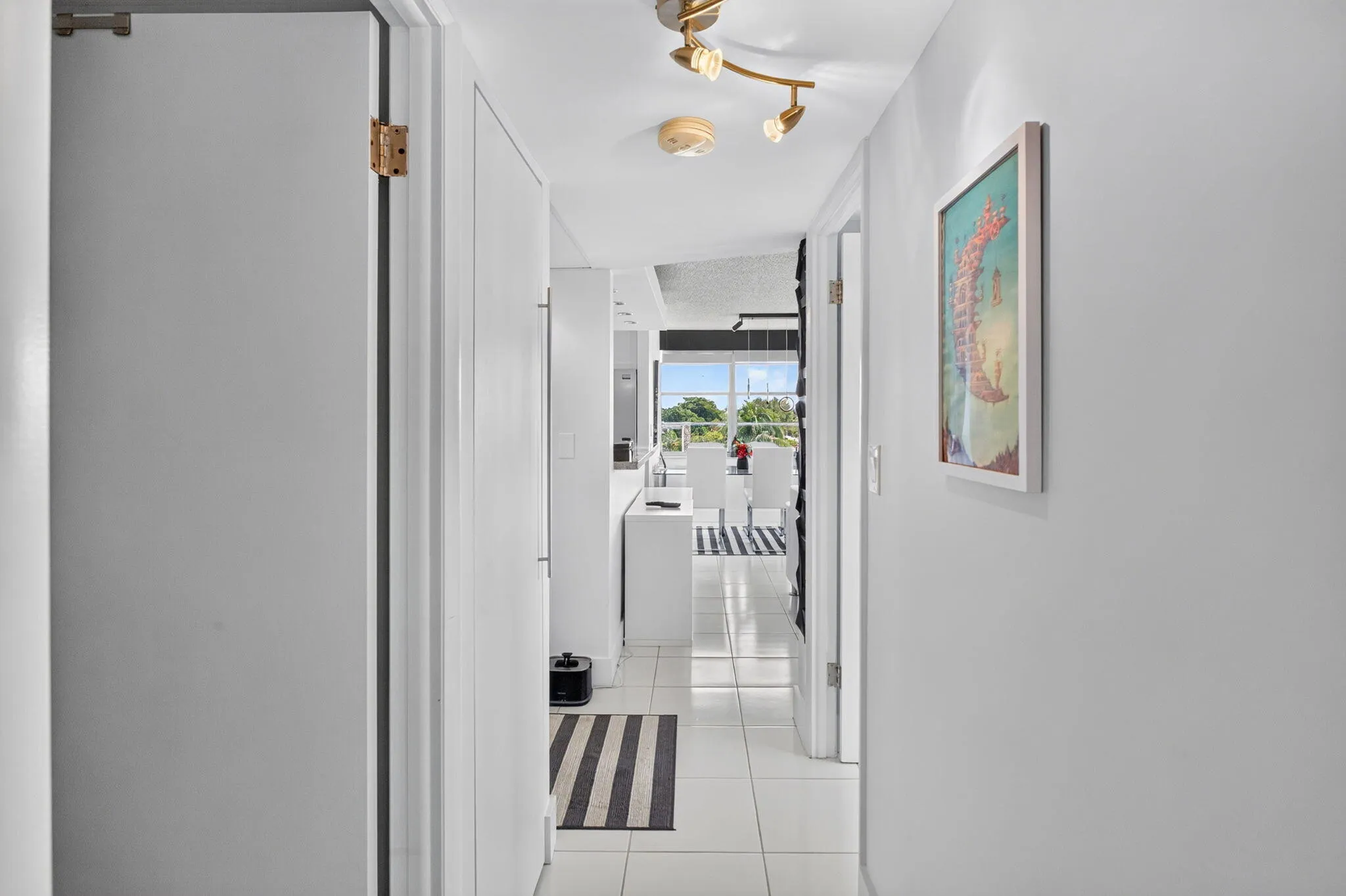 20-web-or-mls-Hallway-Foyer