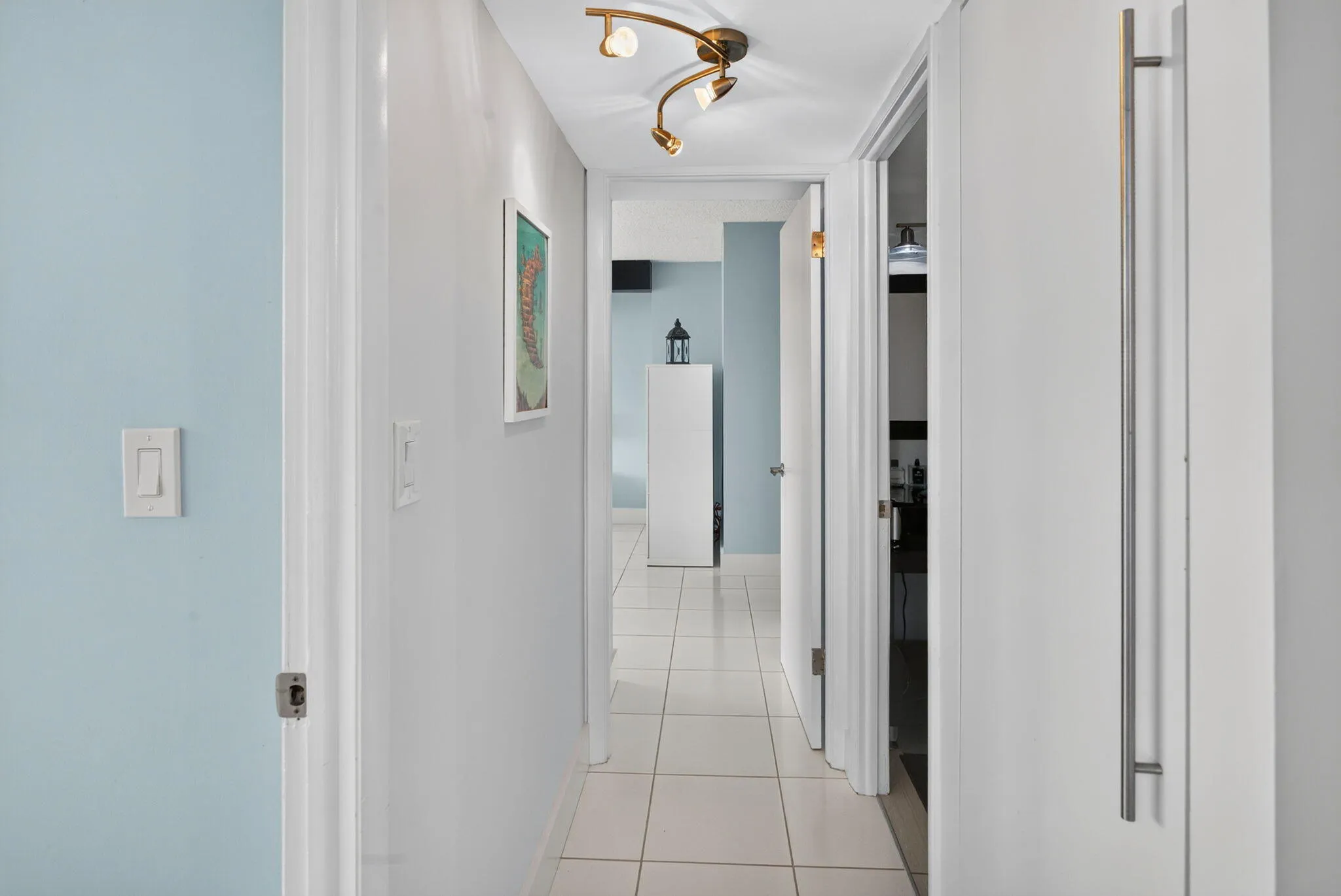16-web-or-mls-Bedroom Hallway