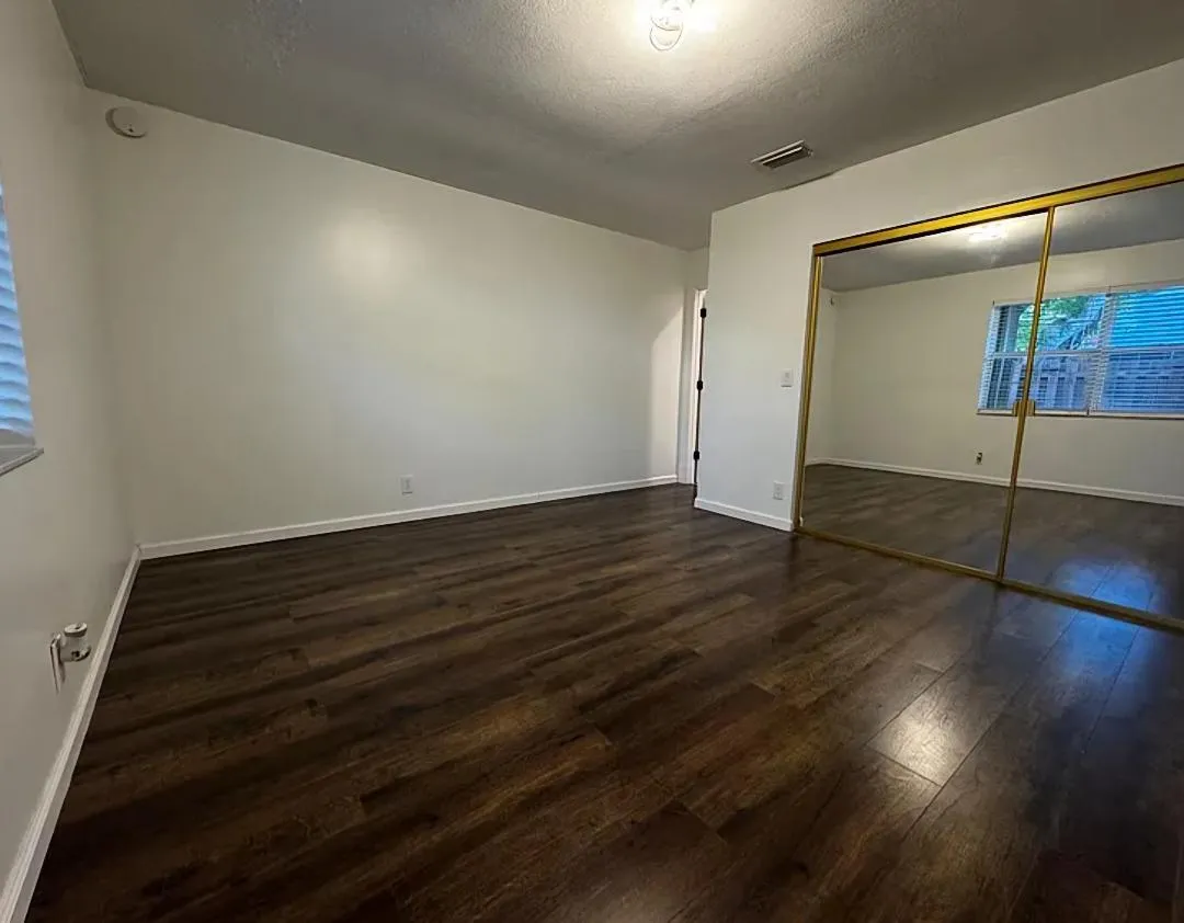 904 nw 50 master bed