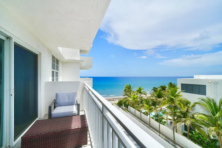 BALCONY/VIEW