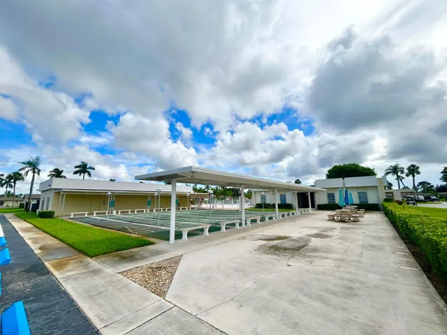 SHUFFLEBOARD/PICNIC AREA